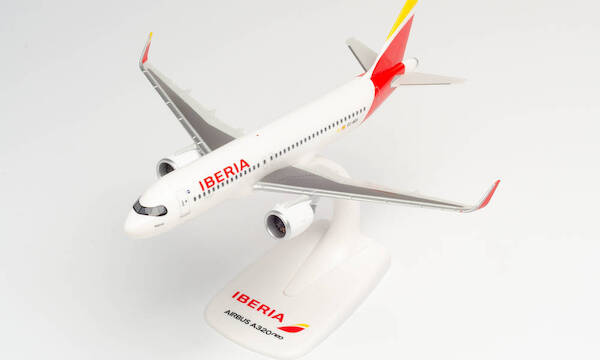 Herpa Wings 613064 1:200 Airbus A320neo Iberia Barajas Snap-Fit with stand